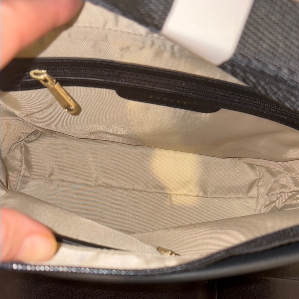 RADLEY LONDON Black Leather Shoulder Bag with Minimalist Design - Picture 8 of 11